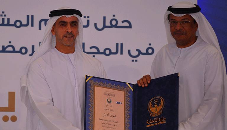 سيف بن زايد يكرم وزارة تنمية المجتمع ويتسلم الشهادة وكيل مساعد الوزارة ناجي الحاي مبارك g