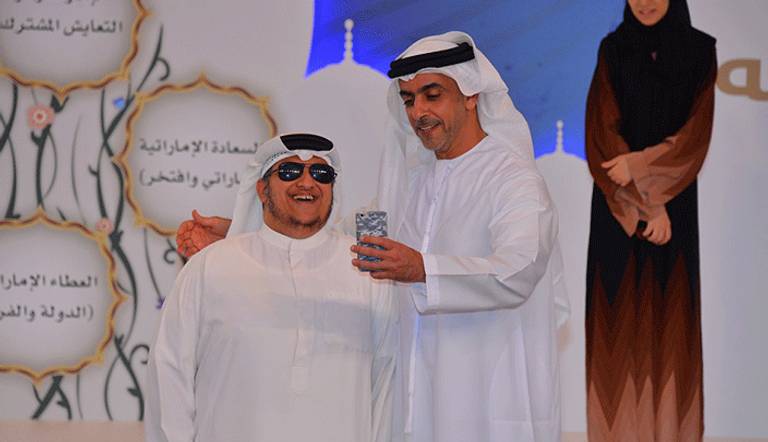 سيف بن زايد يلتقط صورة بكاميرة الاعلامي الكفيف احمد الغفلي