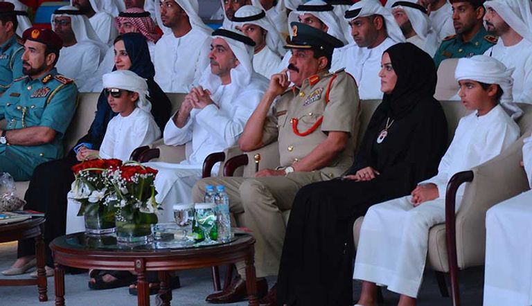 سيف بن زايد في لقطة جماعية مع الطلبة المتخرجين وكبار الحضور وممثلي الجهات الداعمة 