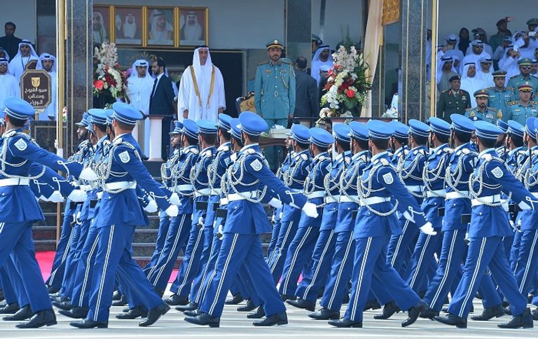 الشيخ سيف بن زايد آل نهيان يتوسط كبار المسؤولين والحضور والخريجين