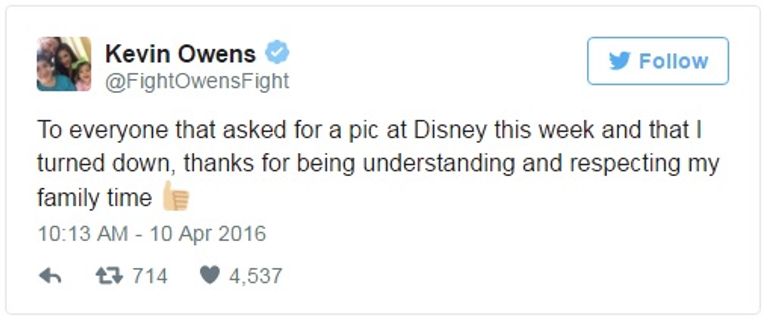 كيفين أوينز مع عائلته