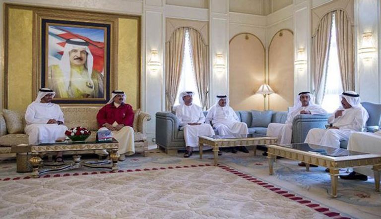 محمد بن زايد مع ملك البحرين