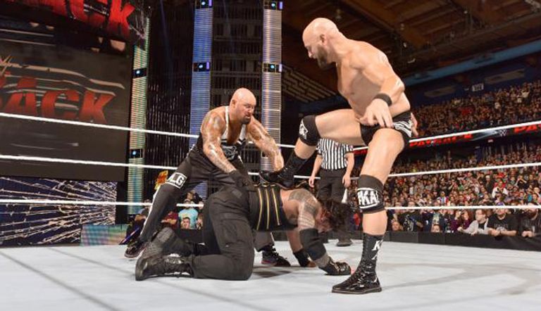 كارل أندرسون ولوك جالوز يعتديان على رومان رينز