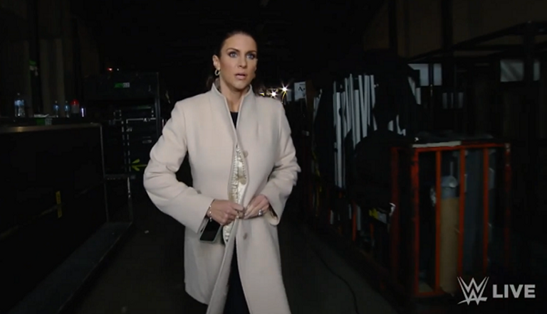 ستيفانى ماكمان فى طريقها إلى السيارة