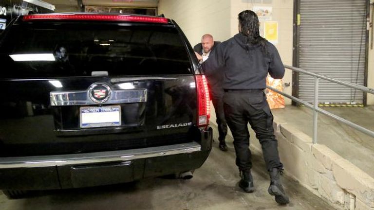 رينز يلحق بتربل إتش خلال محاولة هروبه