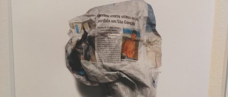 جزء من معرض شارك فيه عشرات الفنانين أبرز العنف الذي تمارسه الشرطة ضد الفقراء في ثاني أكبر مدن البرازيل