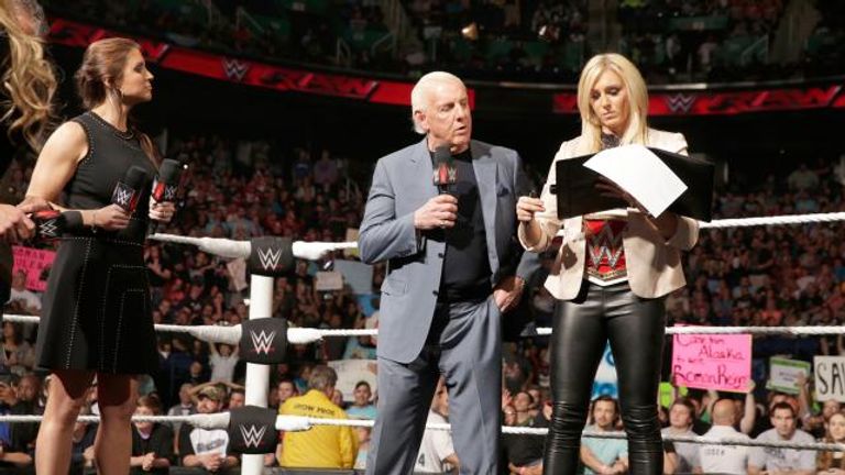 ستيفاني ماكمان تصفع ريك فلير بشدة