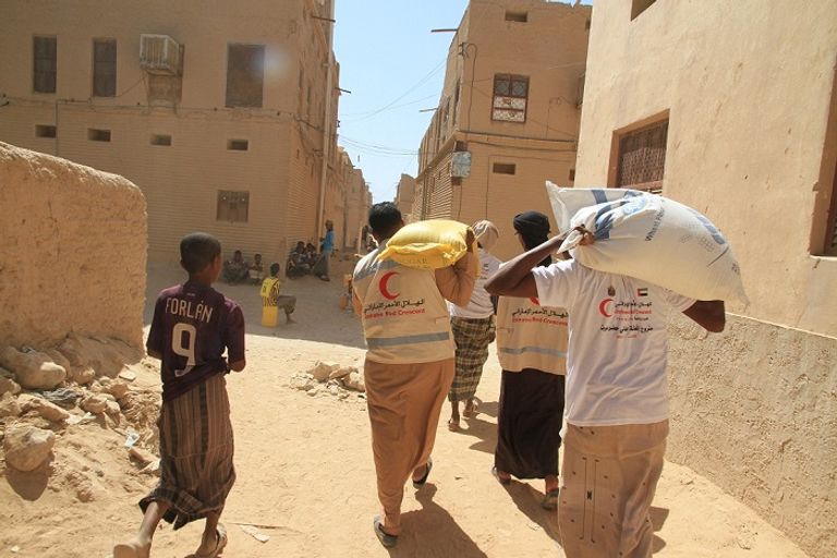 توزيع المعونات الاغاثية في حضرموت