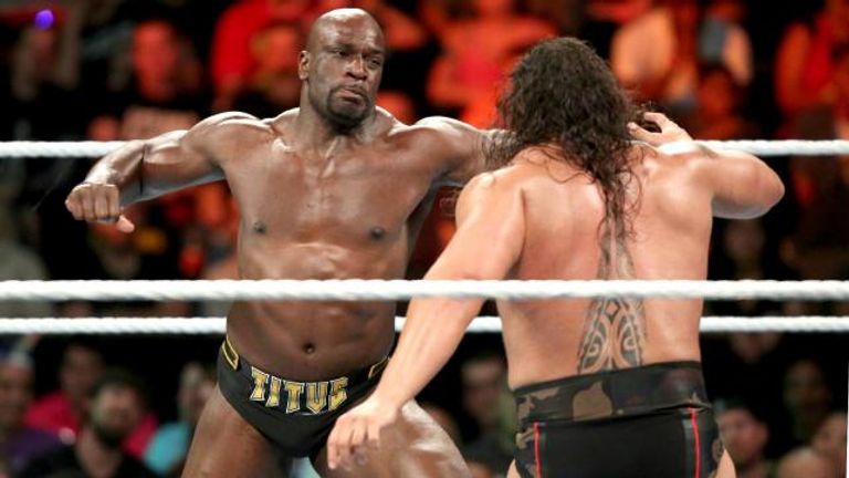 روسيف يحمل حزام البطولة بعد الفوز