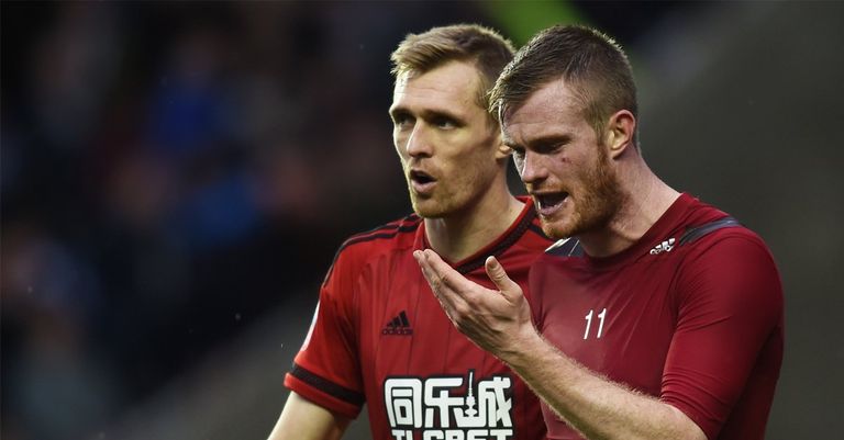 كريس برانت وهو يتناقش مع الجماهير بسبب العملة