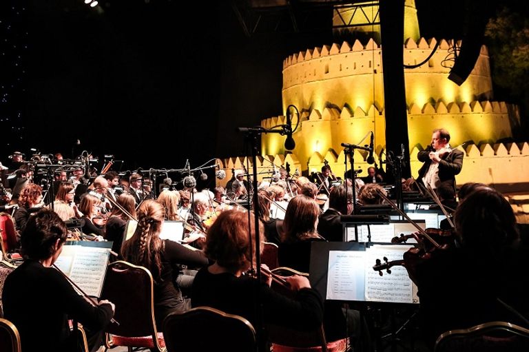 أوركسترا غوستاف ماهلر للشباب يصل إلى أبوظبي استعدادا للعرض الموسيقي العالمي 16 مارس