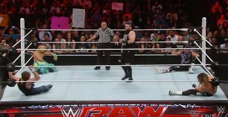 أوينز وسط الحلبة بينما الأربعة مصارعين ملقون على الأرض