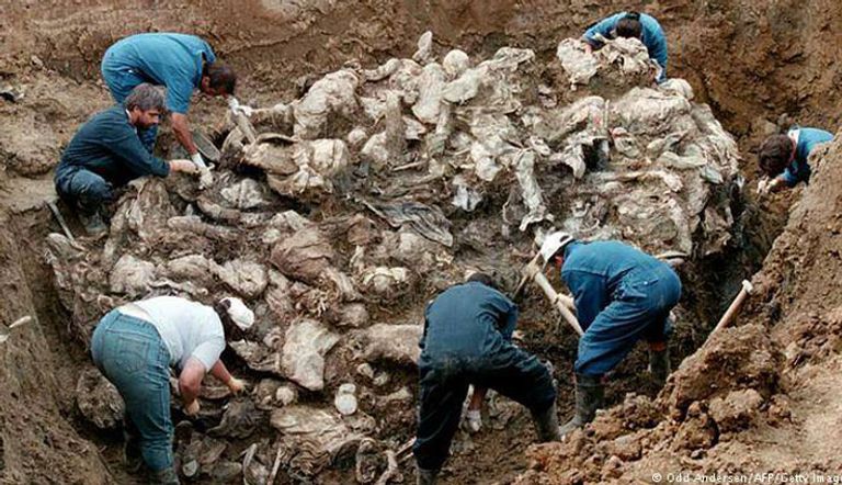 صور لجثث المسلمين بعد أكتشاف مقبرة جماعية في سريبرينتسا