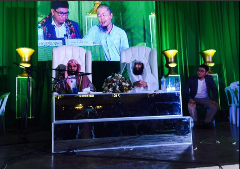 الشيخ عائض القرني خلال ندوة الفلبين وقبل إصابته