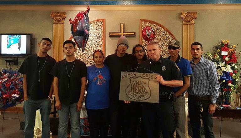 عائلة الطفل تكرم الشرطي كول