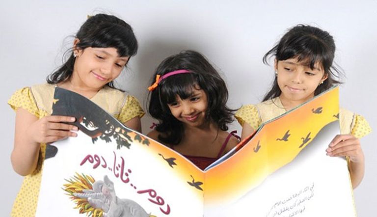 يقرأون كتباً حازت على جائزة اتصالات لكتاب الطفل