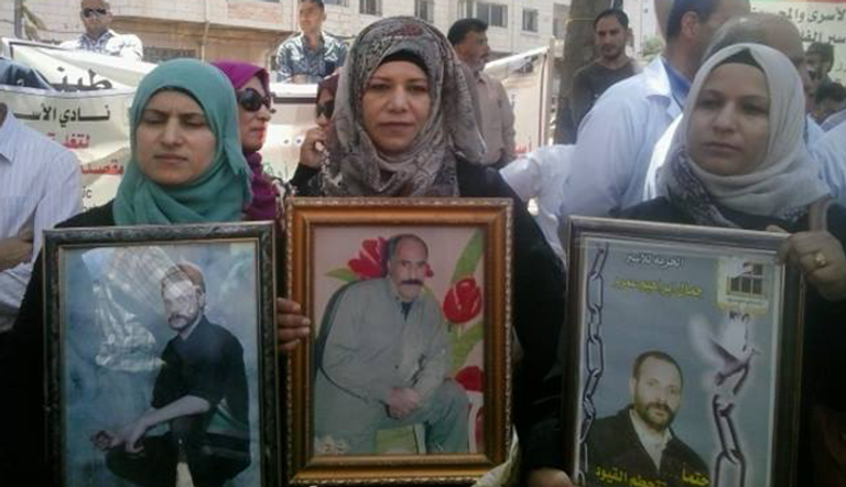 الأسير طالب عمرو المحكوم 7 مؤبدات و 30 عاماً