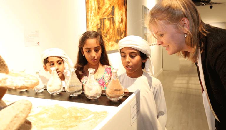 الشيخة شيخة والشيخ محمد والشيخ نهيان بن ذياب بن سيف آل نهيان في جولة بالمعرض