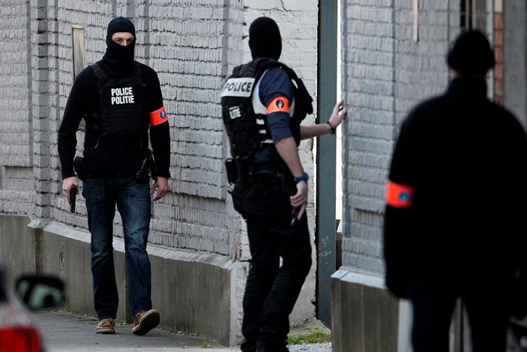 الشرطة البلجيكية تواصل ملاحقة منفذي هجمات باريس