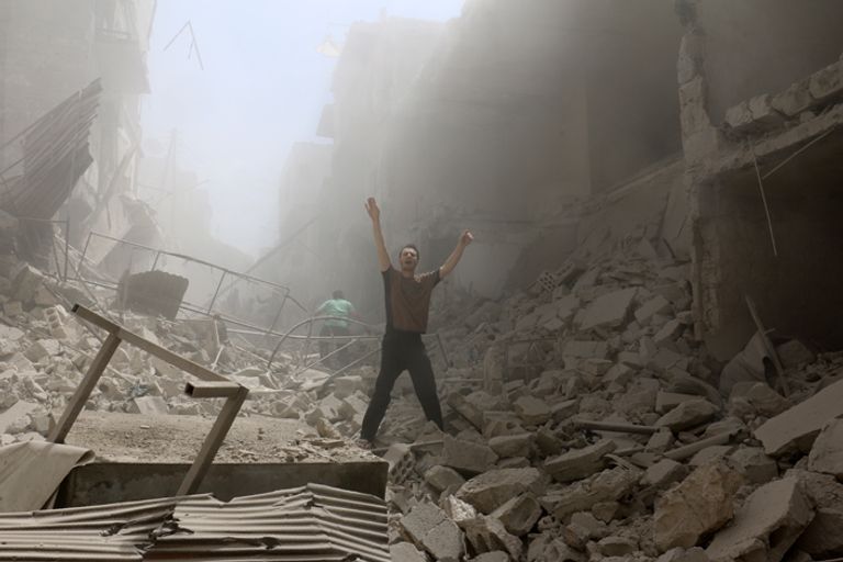 صلاة الجمعة يتم تعليقها لأول مرة في أحياء حلب بشمال سوريا