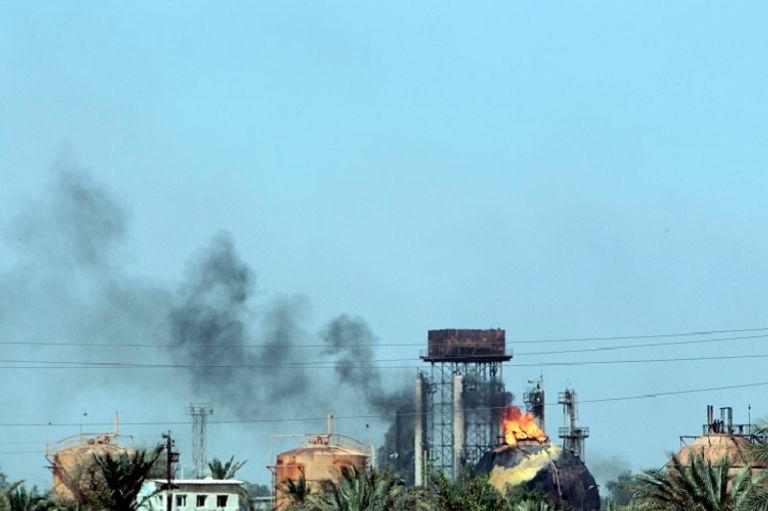 الدخان يتصاعد من مصنع حكومي لغاز الطهي ببغداد