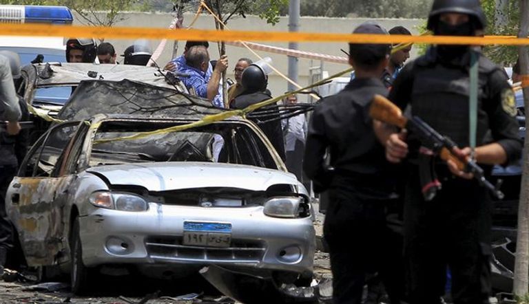 رجال شرطة في موقع اغتيال هشام بركات يوم 29 يونيو حزيران 2015. 