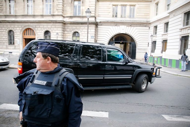 عناصر الشرطة الفرنسية تشدد إجراءاتها أثناء المحاكمة