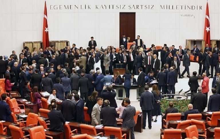 نواب البرلمان التركي خلال جلسة التصويت 