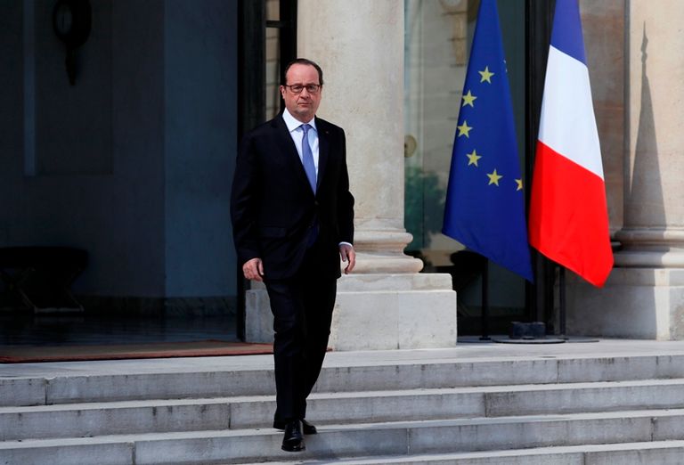 الرئيس الفرنسي يغادر قصر الإليزيه متوجهًا إلى نيس