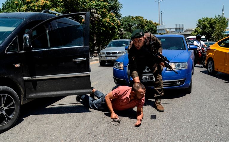 رجل أمن تركي يعتقل مواطنا في أحد الشوارع