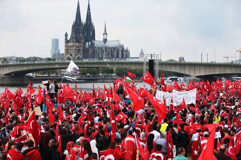  الأتراك يتظاهرون في كولونيا الألمانية تأييدا لرجب طيب أردوغان  - أرشيفية 