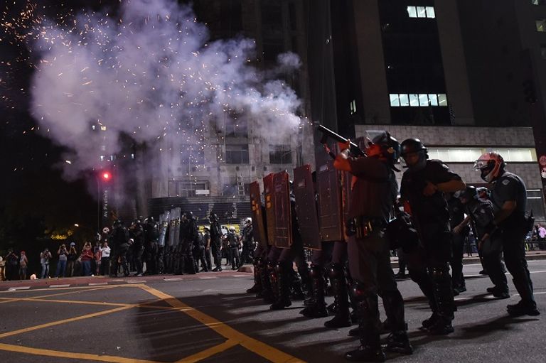 الشرطة البرازيلية تطلق الغاز لتفريق المحتجين