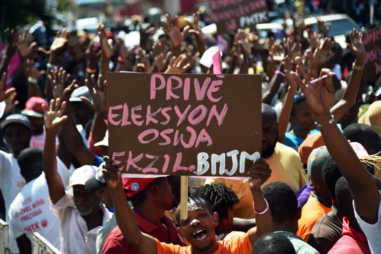 مئات المتظاهرين المعارضين نزلوا إلى الشوارع في هايتي ضد تأجيل الجولة الثانية من الانتخابات الرئاسية