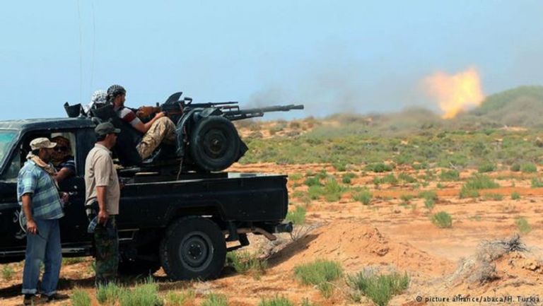 القوات الموالية لحكومة الوفاق الليبية تقصف مواقع لتنظيم داعش 