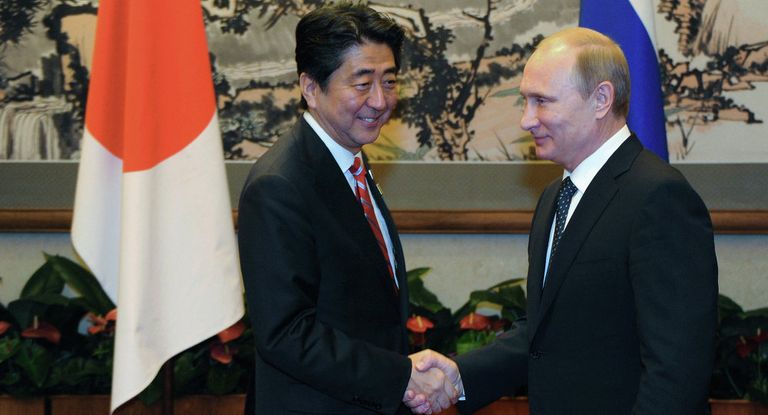 لرئيس الروسي يستقبل في سوتشي رئيس الوزراء الياباني