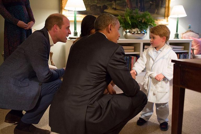 أوباما والأمير ويليام يداعبان الأمير الصغير جورج 