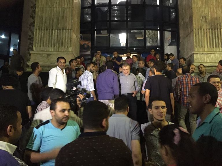 اعتصام الصحفيين المصريين أمام النقابة اعتراضا على اقتحام الأمن لها