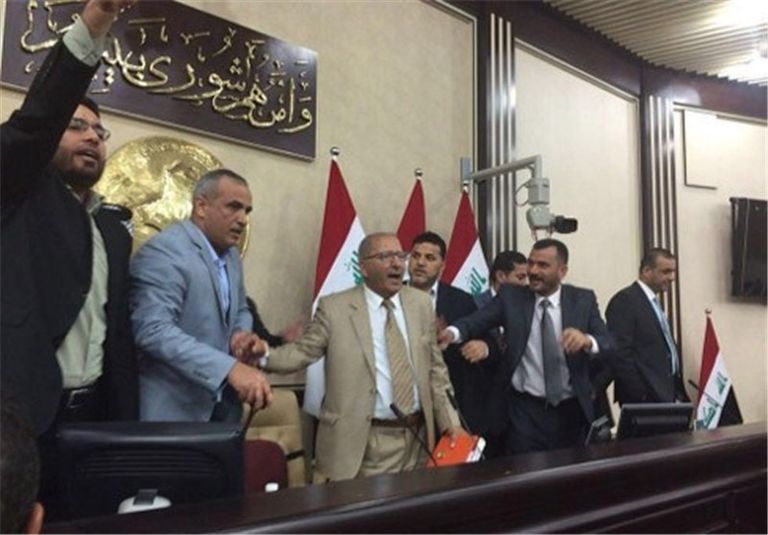 عدد من النواب العراقيين المعتصمين