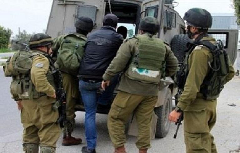 القوات الإسرائيلية تعتقل شباب فلسطيني