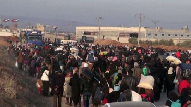 100 ألف مدني في سوريا عالقون بين الحدود التركية ومناطق الاشتباك