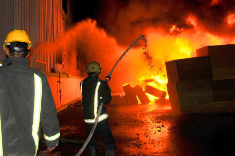 عمال الإطفاء يحاولون السيطرة على أحد الحرائق - أرشيفية