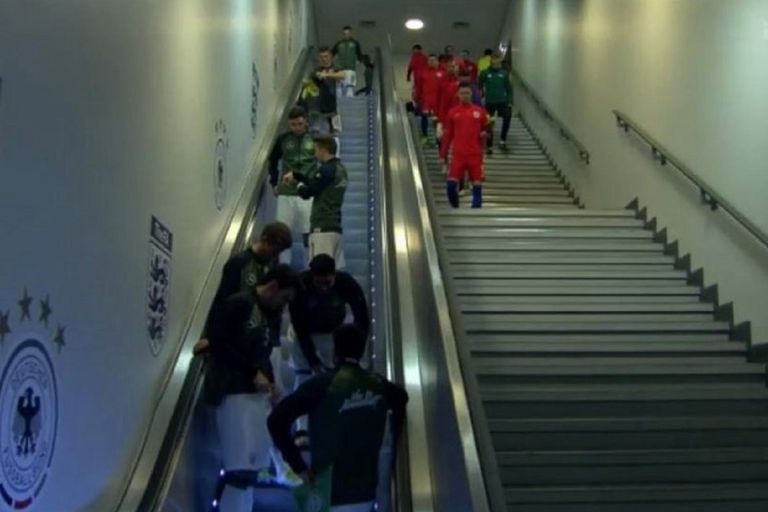 لاعبو المنتخب الألماني خلال استخدامهم السلالم المتحركة