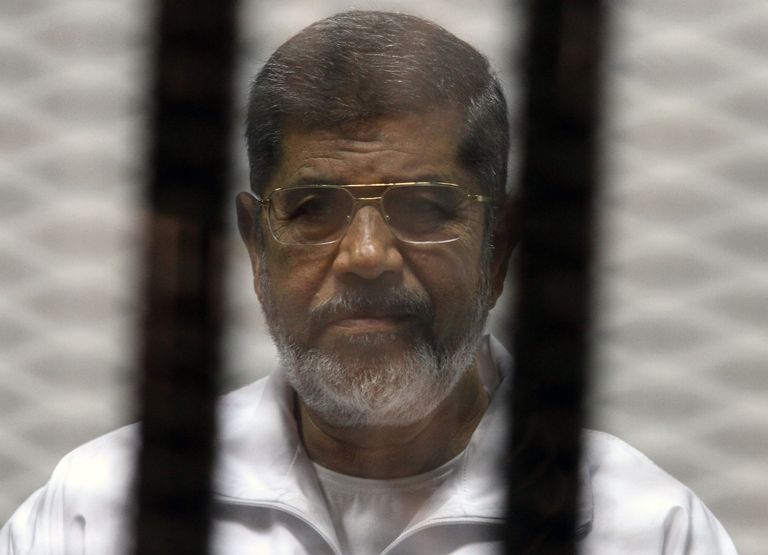 مرسي وقيادات من الإخوان يمثلون أمام المحاكم في قضايا تتعلق بالعنف والإرهاب