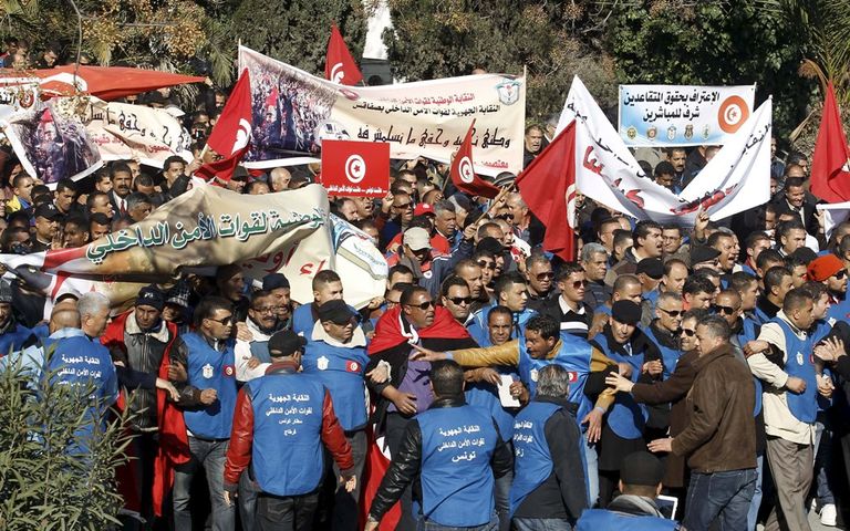 مئات من الأمن التونسي يتظاهرون أمام قصر الرئاسة