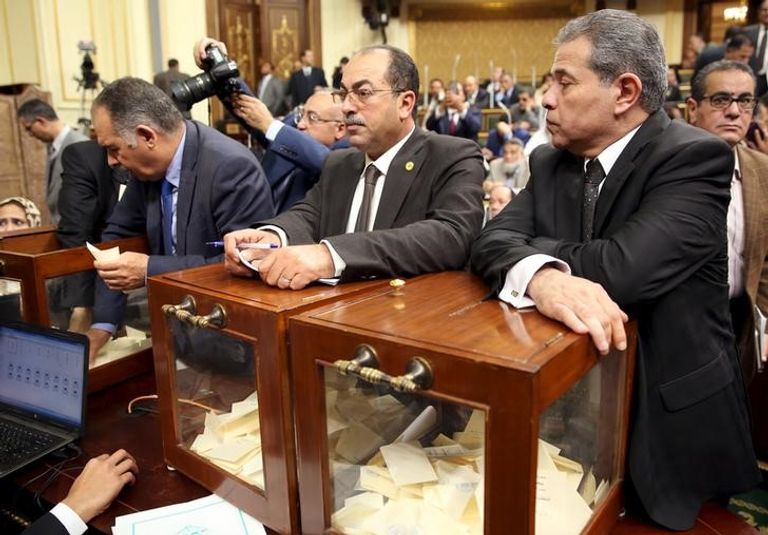 البرلماني المصري السابق توفيق عكاشة قبل اسقاط عضويته بالمجلس - رويترز