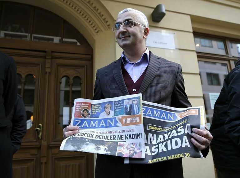 رئيس تحرير زمان ألمانيا سليمان باج يحمل نسخة من صحيفته التي يصدرها في المنفى