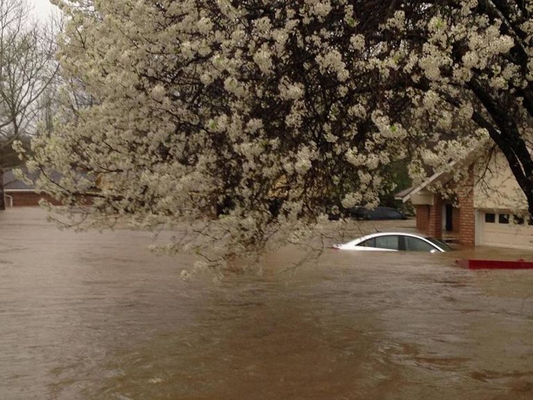 سيارة غمرتها مياه الفيضانات بالقرب من شريفبورت في لويزيانا