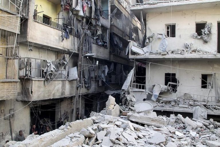 صورة لأثار ضربة جوية على أحد مناطق حلب - رويترز
