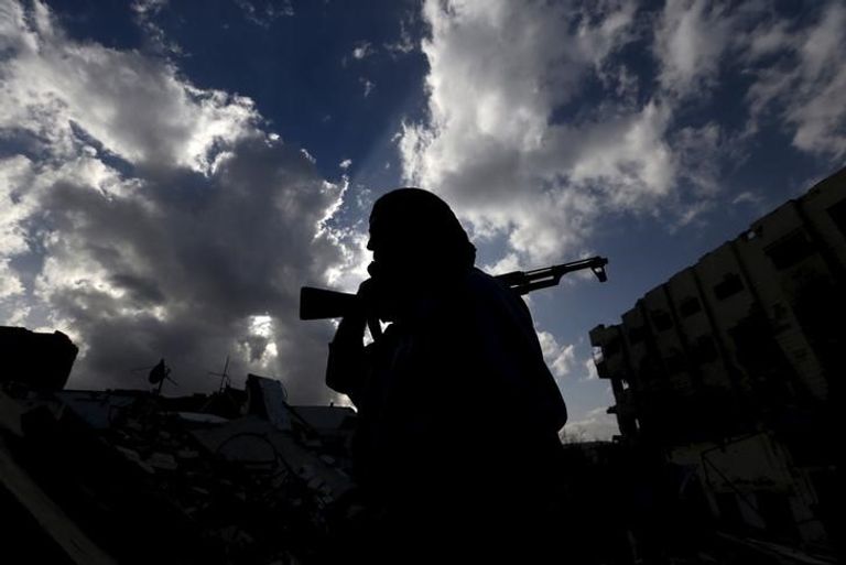 أحد مقاتلي المعارضة السورية يحمل سلاحه في حي جوبر الذي تسيطر عليه المعارضة في دمشق - رويترز