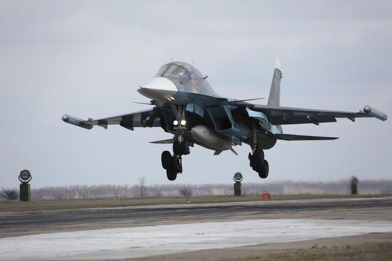 طائرة حربية روسية تصل قاعدة جوية في روسيا قادمة من سوريا - رويترز